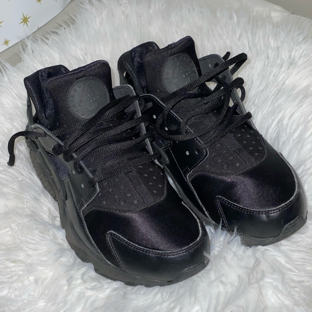 Black Nike Air Huaraches